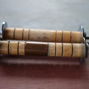 Set van 2 houten spoelen of klossen uit het begin van de 20e eeuw voor hergebruik van kunst