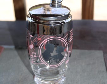 Coctelera MCM "OURS" Silueta negra de pareja con notas musicales en rosa y negro.