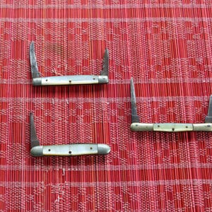 40&#39;s or older Set of Three Miniature Pocket Knives Mother of Pearl One marked Howes Cutlery Blades are Rusted  Mother of Pearl