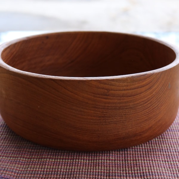 Classic 70s Minimalist Wooden Salad Bowl Medium Brown Wood Tone 9 1/2" in diameter