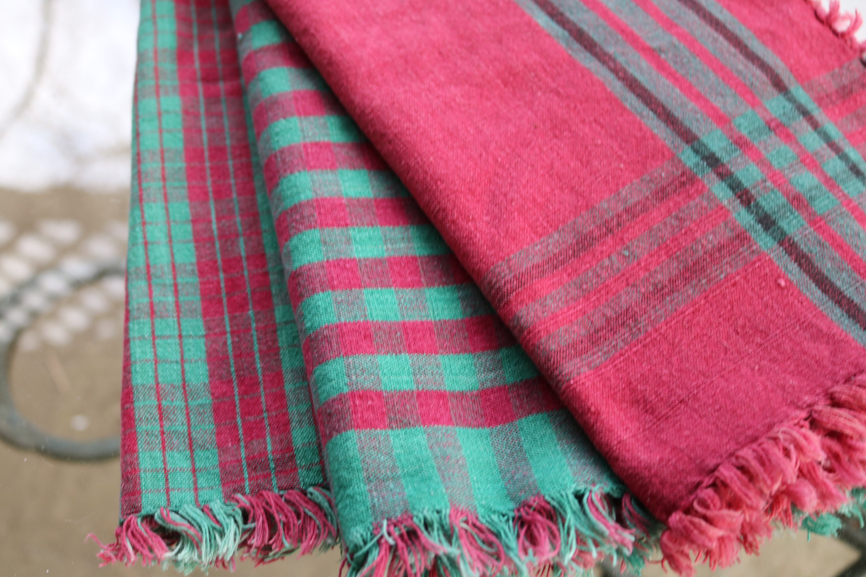 TEN 60s Cotton Weave Red and Green Plaid Checked NAPKINS or PLACEMATS Christmas Holiday Fringed