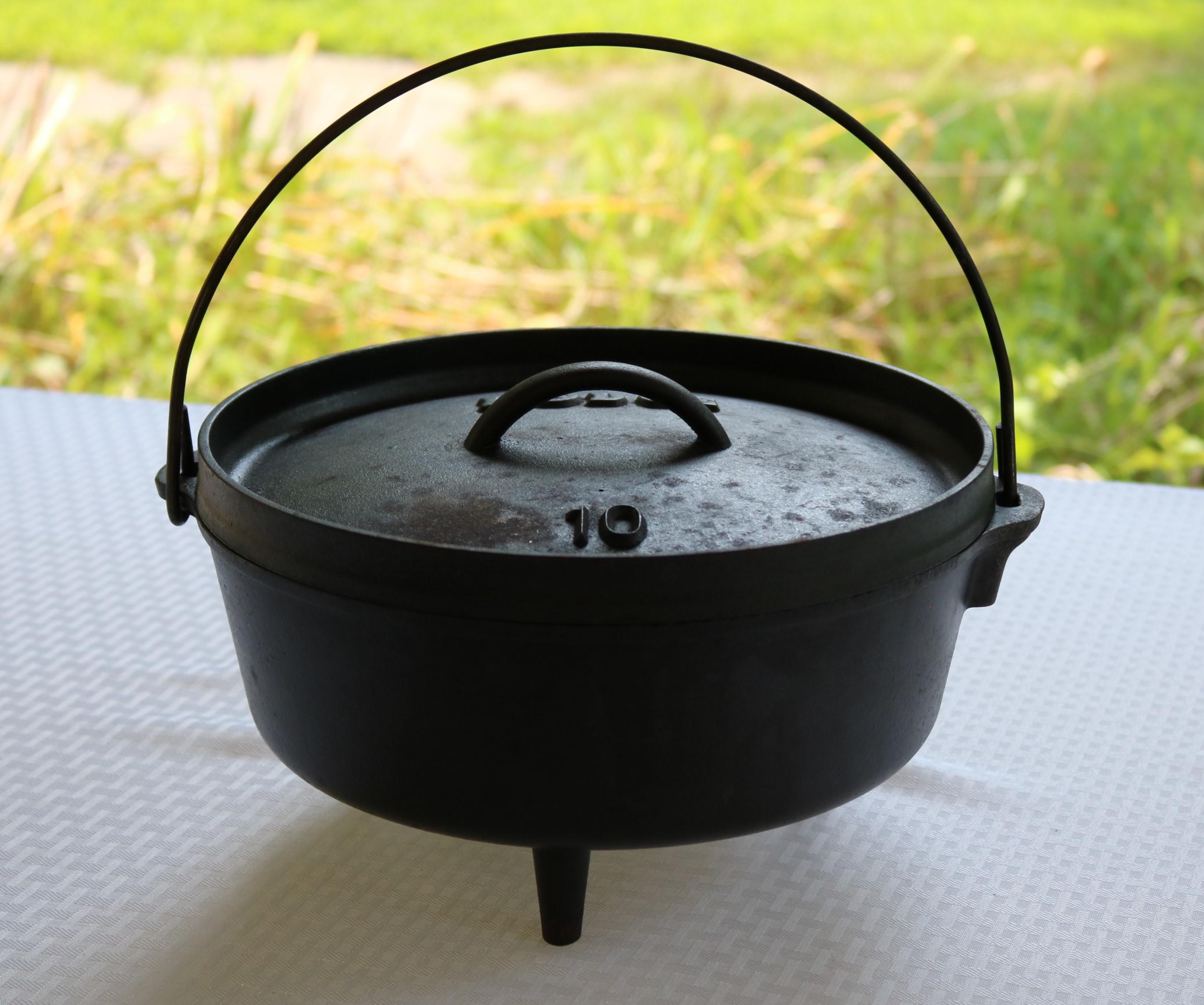 Vintage LODGE Dutch Oven 3-legged Cast iron Kettle #10 / 1000 Vintage LODGE Dutch Oven 3-legged Cast iron Kettle #10 / 1000