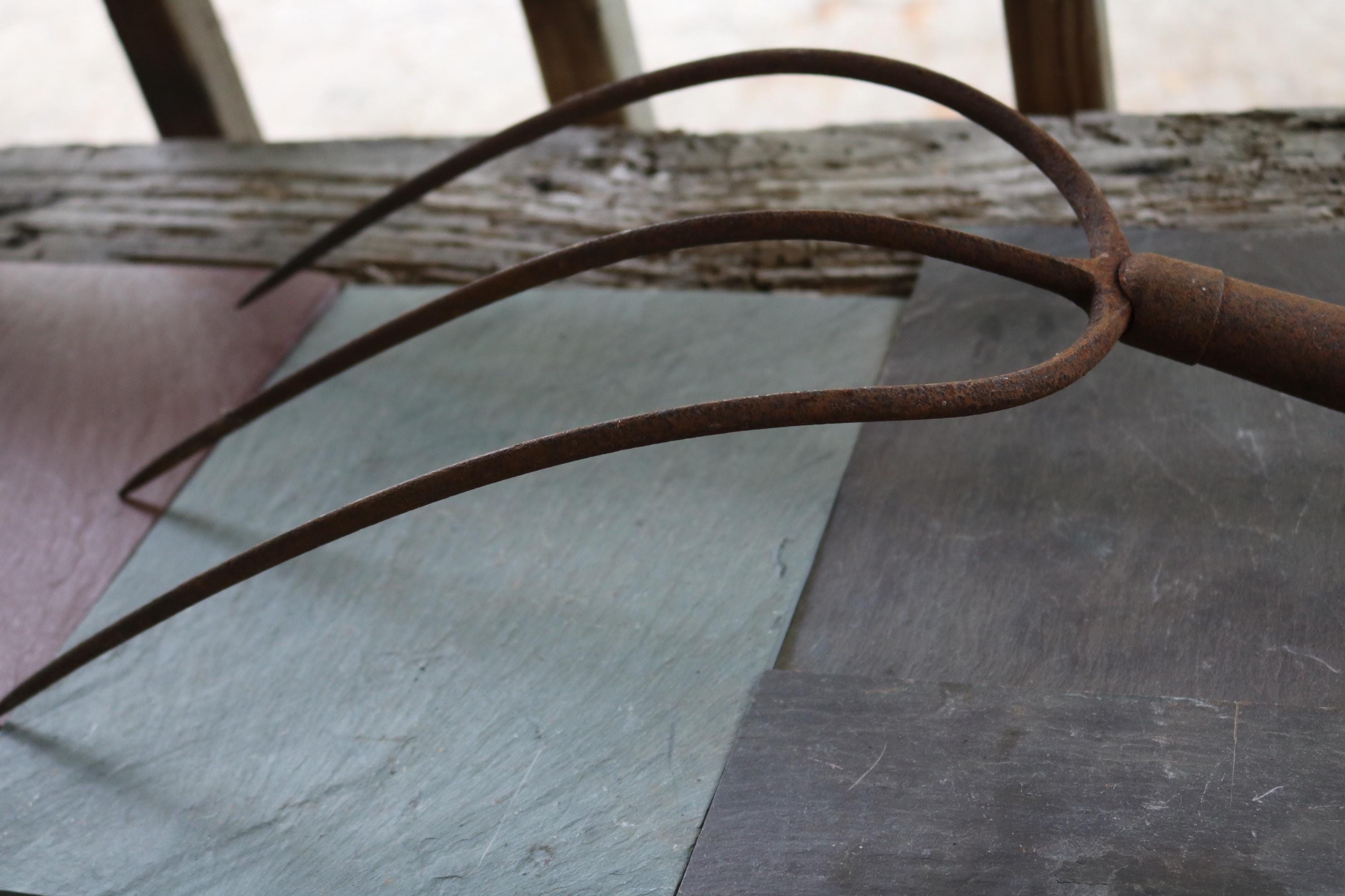1900年代の手作り3本歯フォーク、錆びた素朴な農具、庭の芸術用品