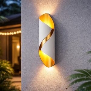 Pode incluir: Um conjunto de três tigelas de cerâmica em tons de azul, verde e branco. As tigelas apresentam um esmalte salpicado e um design simples e moderno. A tigela maior tem cerca de 20 cm de diâmetro.