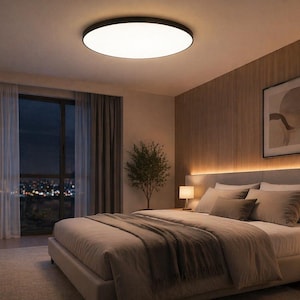 Puede incluir: Un dormitorio bien iluminado con una cama grande, mesitas de noche y una cómoda. La habitación cuenta con una gran ventana con vistas a las luces de la ciudad por la noche. Una lámpara de techo redonda ilumina el espacio. Las paredes son de paneles de madera.