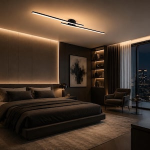 Könnte beinhalten: Ein modernes Schlafzimmer mit dunkler Farbpalette. Das Zimmer verfügt über ein Bett mit dunkler Bettwäsche, ein großes Fenster mit Stadtblick und eine lineare Deckenleuchte. Die Wände sind dunkelgrau mit warmen Lichtakzenten.