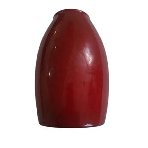 Peut inclure: Un vase rouge profond et brillant, avec un corps arrondi et une ouverture légèrement évasée. Le vase en céramique a une surface lisse et réfléchissante, et un design simple et élégant. Le vase mesure environ 20 cm de haut.