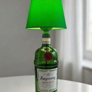 Upgecycelte Gin-Mare-Flaschenlampe – handgefertigt mit weißem Lampenschirm (Farbe des Lampenschirms verschieden)