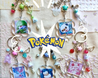 Pokémon Card Clover Keychains with Charms. Pokémon Charm Keychain. Bagcharm Trinket. (Oshawott, Gardevoir, Sylveon, Alcremie, Snorlax) TCG