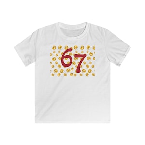 Könnte beinhalten: Weißes T-Shirt mit einem Muster aus gelben Emoji-Gesichtern und der roten Zahl 67 in der Mitte. Das Shirt hat einen Rundhalsausschnitt und kurze Ärmel.