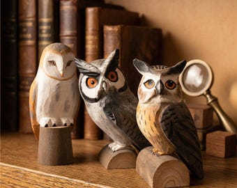 Handgeschilderd lindehouten uilstandbeeld | Met de hand gesneden houten vogelbeeldje, op de plank