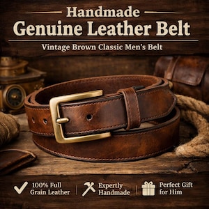 Op de afbeelding: Een bruine leren riem met een goudkleurige gesp. De riem is voorzien van het label "Handmade Genuine Leather Belt" en "Vintage Brown Classic Men's Belt". De afbeelding bevat ook de tekst "100% Full Grain Leather" en "Expertly Handmade".