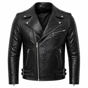 Puede incluir: Una chaqueta de motorista negra con un patrón texturizado de piel de serpiente en toda la prenda. La chaqueta incluye solapas, una cremallera frontal asimétrica de tono plateado, dos bolsillos laterales con cremallera, un bolsillo en el pecho y hebillas laterales.