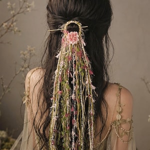 Handgefertigte Haarnadel mit Waldfeenmotiv, Accessoire aus fließendem Blumengarn