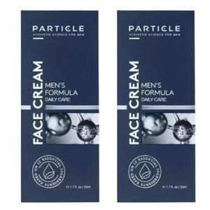 Op de afbeelding: Twee marineblauwe dozen Particle Face Cream. De dozen hebben witte tekst met de tekst "Particle Aesthetic Science For Men", "Men's Formula Daily Care" en "1.7 fl oz / 50ml". De dozen hebben ook een logo met de tekst "Based on 12 Essential Ingredients".