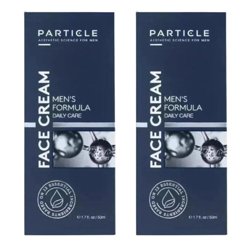 Op de afbeelding: Twee marineblauwe dozen Particle Face Cream. De dozen hebben witte tekst met de tekst "Particle Aesthetic Science For Men", "Men's Formula Daily Care" en "1.7 fl oz / 50ml". De dozen hebben ook een logo met de tekst "Based on 12 Essential Ingredients".