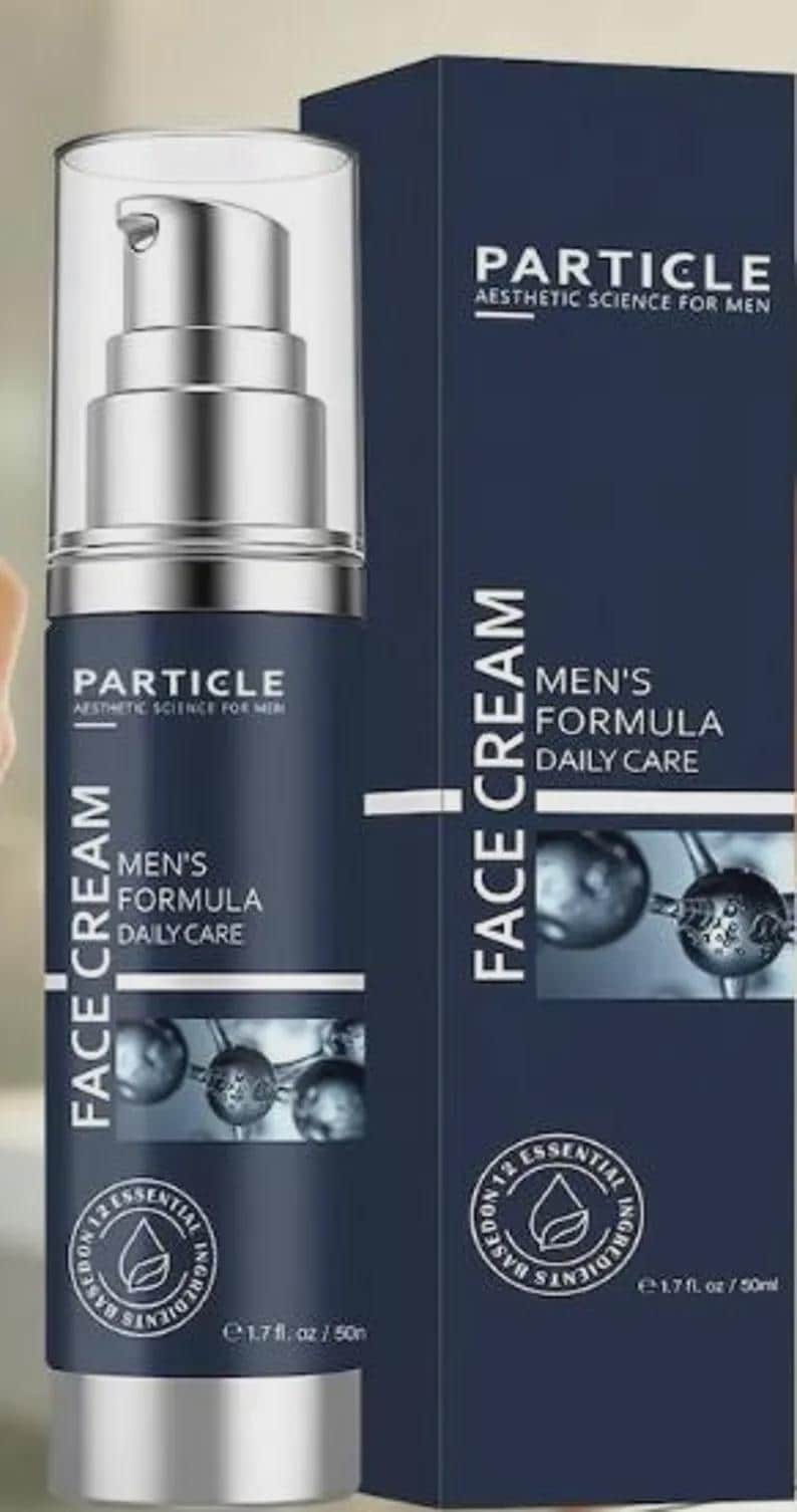 Op de afbeelding: Een donkerblauwe fles Particle Face Cream met een zilveren pompdosering. De productdoos is ook donkerblauw met witte tekst die luidt "Particle Aesthetic Science for Men". De fles bevat 50 ml.