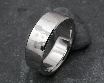 Anillo martillado de titanio en un perfil plano, textura sutil simple, banda de promesa de compromiso de boda o regalo para él o ella