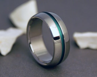 Titanium Band in een koepelvormig profiel en een Emerald Green Centered Pinstripe, Mens of Womens Lichtgewicht Wedding Ring