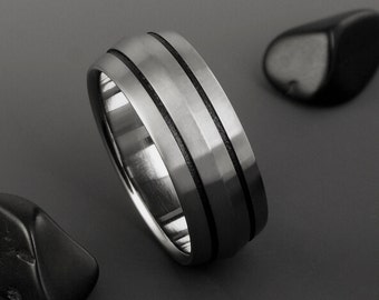 Bague de mariage de titane dans un profil pointu avec une rayures noires, unisexe sur-mesure Engagement personnalisé ou bande de promesse pour les hommes ou les femmes