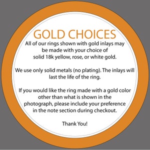 Puede incluir: Un cartel circular naranja con el texto "GOLD CHOICES" en letras negras y negritas. El cartel proporciona informaci&oacute;n sobre incrustaciones de oro para anillos, indicando que est&aacute;n hechas de oro amarillo, rosa o blanco de 18 quilates. Tambi&eacute;n menciona que solo se utilizan metales macizos y que las incrustaciones durar&aacute;n toda la vida del anillo. El cartel instruye a los clientes a incluir su preferencia de color de oro en la secci&oacute;n de notas durante el proceso de pago. El cartel termina con "&iexcl;Gracias!"