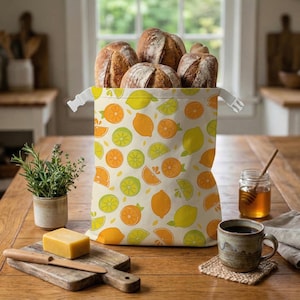 Puede incluir: Un letrero de madera rústica con el texto "Welcome to our home" en letras blancas. El letrero presenta un acabado envejecido y un diseño simple y acogedor, ideal para la decoración de la entrada.