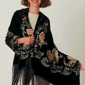 Chal de terciopelo negro con bordado floral y elegante fleco, una pieza de diseño para ocasiones especiales.