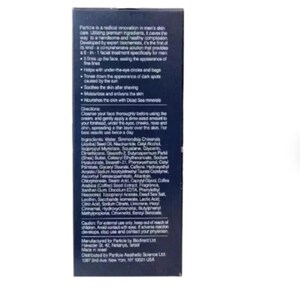 K&ouml;nnte beinhalten: Produktbox mit Text, der eine 6-in-1-Gesichtsbehandlung f&uuml;r M&auml;nner beschreibt. Der Text hebt Vorteile wie die Reduzierung dunkler Flecken, die Beruhigung der Haut und die Feuchtigkeitspflege hervor. Die Box listet auch Inhaltsstoffe und Anwendungshinweise auf.