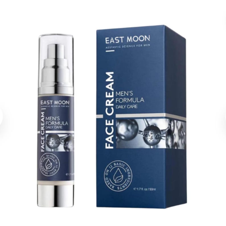 K&ouml;nnte beinhalten: Eine silberne und transparente Gesichtscreme-Flasche und eine marineblaue Schachtel. Auf der Flasche und der Schachtel stehen die W&ouml;rter "EAST MOON" und "FACE CREAM". Auf der Schachtel steht auch "MEN'S FORMULA DAILY CARE". Die Flasche enth&auml;lt 50 ml.