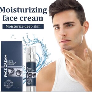 K&ouml;nnte beinhalten: Ein Produktbild mit einem Mann und einer Flasche Gesichtscreme. Die Creme befindet sich in einem silbernen und dunkelblauen Beh&auml;lter mit den Worten "FACE CREAM" und "MEN'S FORMULA DAILY CARE." Der Text "Moisturizing face cream" ist ebenfalls sichtbar.