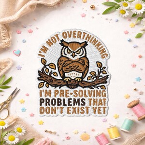 Écusson « Je ne réfléchis pas trop, je résous les problèmes à l'avance », écusson brodé hibou drôle, cadeau humoristique pour introverti·e qui réfléchit trop, cadeau hibou intello et intelligent·e !