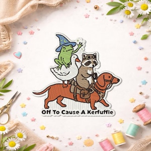Peut inclure: Écusson brodé représentant un teckel avec un raton laveur, une grenouille sur un canard et le texte "Off To Cause A Kerfuffle". Le patch présente un design fantaisiste avec des couleurs vives et des détails soignés.