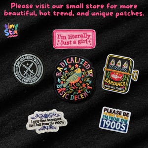 Peut inclure: Collection d'&eacute;cussons brod&eacute;s avec divers motifs et textes. Les &eacute;cussons incluent des phrases comme "I'm literally just a girl" et "Please be patient with me I'm from the 1900s". D'autres &eacute;cussons repr&eacute;sentent un oiseau, des sardines et un embl&egrave;me d'&eacute;p&eacute;es crois&eacute;es.