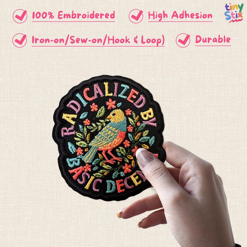 Peut inclure: &Eacute;cusson brod&eacute; avec un motif d'oiseau color&eacute; et l'inscription "RADICALIZED BY BASIC DECENCY" en cercle. L'&eacute;cusson noir a un bord festonn&eacute; et un oiseau aux teintes jaunes, bleues et oranges. Il peut &ecirc;tre appliqu&eacute; par repassage, couture ou velcro.