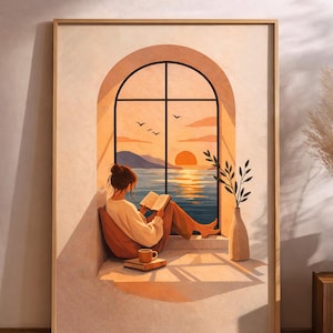Puede incluir: Una impresión artística enmarcada representa a una persona leyendo junto a una ventana con vistas a una puesta de sol sobre el océano. La obra de arte utiliza tonos cálidos, una taza, un jarrón con vegetación y libros. La ventana es arqueada y el marco es de madera clara.