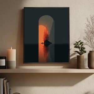 Può includere: Stampa artistica incorniciata con una scena paesaggistica minimalista. L'opera raffigura un albero su una piccola isola in un lago, con un grande sole arancione che tramonta dietro di esso. La scena è incorniciata da un arco scuro, creando un'atmosfera serena.
