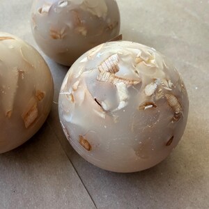 Pequeños iniciadores de llama: iniciadores de fuego de cera de abeja para fogatas acogedoras y mochileros ligeros.