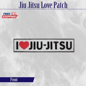 Op de afbeelding: Een rechthoekige patch met de tekst "I ♥ JIU-JITSU" in zwarte letters op een witte achtergrond. Een rood hart vervangt het woord "love". De patch is zwart omrand. De woorden "Jiu Jitsu Love Patch" staan erboven.