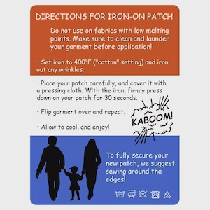 Może przedstawiać: Prostokątna karta instrukcyjna z rdzawopomarańczową g&oacute;rą i niebieskim dołem. Zawiera biały tekst zatytułowany DIRECTIONS FOR IRON-ON PATCH, szczeg&oacute;łowe kroki aplikacji w 204&deg;C, grafikę KABOOM oraz sylwetkę rodziny składającej się z trzech os&oacute;b.