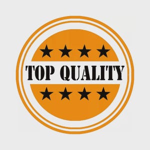Może przedstawiać: Okrągły emblemat z żywym pomarańczowym tłem i białym poziomym pasem przez środek. Napis TOP QUALITY jest wydrukowany pogrubionymi czarnymi wielkimi literami. Osiem czarnych gwiazd jest ułożonych w dw&oacute;ch rzędach po cztery.
