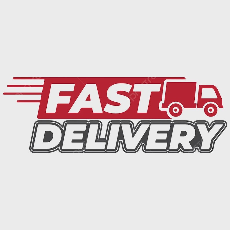 Może przedstawiać: Graficzne logo z napisem FAST DELIVERY pogrubionymi białymi i ciemnoszarymi literami. Słowo FAST znajduje się na czerwonym prostokątnym tle z poziomymi liniami ruchu oraz czerwoną ikoną ciężar&oacute;wki po prawej stronie tekstu.
