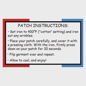 Może przedstawiać: Prostokątna tabliczka z instrukcją na jasnoszarym tle, z czarną ramką oraz czerwonymi i niebieskimi akcentami po bokach. Tekst brzmi: PATCH INSTRUCTIONS: Ustaw żelazko na 204&deg;C i mocno dociskaj naszywkę przez 30 sekund.