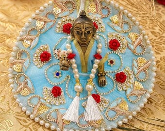 Hemelsblauw net Laddu Gopal Poshak, parelrand, rode rozen, godheidsset
