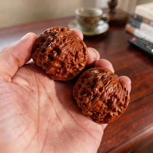 Natürliche 4 cm Wenwan Walnüsse, Handübung Massageballs, Ergonomischer Fidget Begleiter, Relief für das Tippen von Müdigkeit und Angst