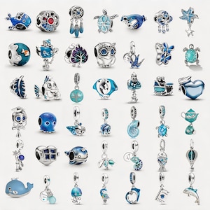 Può includere: Una collezione di ciondoli in argento con vari design, tra cui creature marine, acchiappasogni e altri elementi decorativi. I ciondoli presentano tonalità blu, verde acqua e argento, alcuni adornati con pietre preziose. La collezione include ciondoli a forma di balena, polpo e pesce.