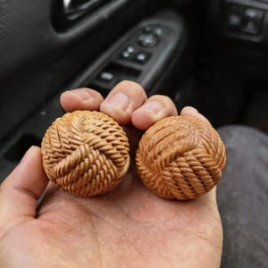 Hand Exercise Massage Balls,Wenwan Walnuts for Deep Massage,  Ergonomic Fidget Companion, Natural 4cm Walnut Balls