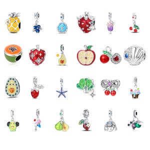Peut inclure: Une collection de vingt breloques en métal argenté présentant divers motifs en émail coloré, notamment des fruits comme des ananas, des fraises, des cerises et des poires, ainsi que des créatures marines, des aliments et des formes décoratives.