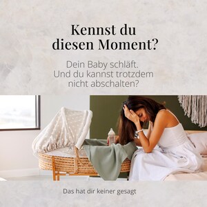 Könnte beinhalten: Bild mit deutschem Text: "Kennst du diesen Moment? Dein Baby schläft. Und du kannst trotzdem nicht abschalten? Das hat dir keiner gesagt." Eine Frau sitzt neben einer Babywiege.