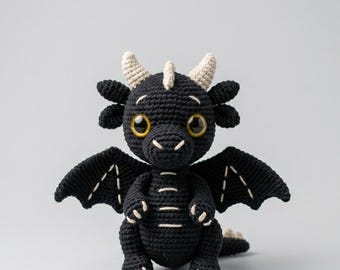 Patrón de crochet para cría de Midnight Ember (PDF) / Patrón de amigurumi de bebé dragón / Decoración gótica para habitación infantil