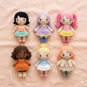 Può includere: Sei bambole all'uncinetto fatte a mano con diverse acconciature e abiti. Le bambole hanno capelli neri, viola, rosa, marroni, biondi e arancioni. Ogni bambola indossa un abito o un completo unico in vari colori, tra cui arancione, blu, giallo e rosa.